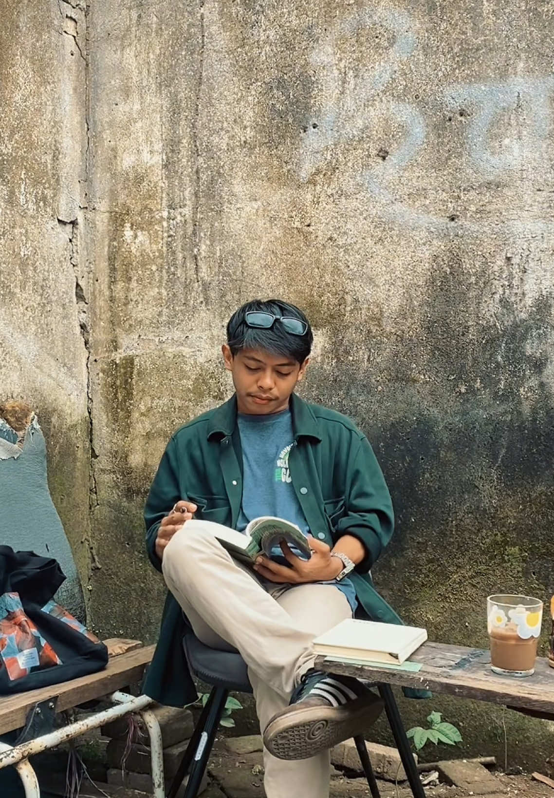 Sederhana Aja, Namanya juga ngontrak hidup … #CapCut #fyp #beranda #membaca #buku #sore #harii 