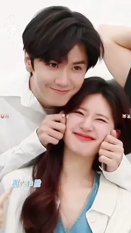 susah banget kayanya tuh kalau foto ga saling nempel😂 jgn salfok sama tangan yuan yaa🤭 #zhaolusi #chenzheyuan #ChenZheyuan #hiddenlove 