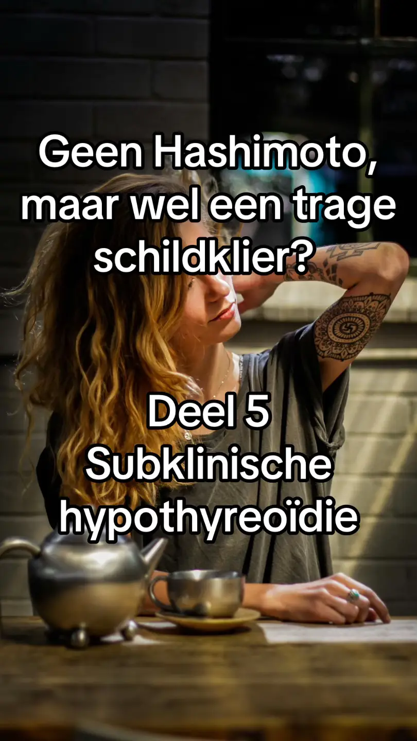Je voelt je moe, koud, vergeetachtig, en je gewicht blijft plakken. Maar je bloeduitslag zegt: “alles is normaal”. Dan hoor je misschien: “Je hebt subklinische hypothyreoïdie.” Dat klinkt onschuldig — maar dat is het niet. 🔍 Wat is subklinische hypothyreoïdie? Een situatie waarin: 	•	Je TSH verhoogd is (bijv. 4–10 mU/L) 	•	Maar je T4 en T3 nog binnen de referentie vallen 	•	Je geen diagnose krijgt, maar ook geen behandeling Toch kun jij je heel slecht voelen, want je lichaam krijgt net niet genoeg schildklierhormoon voor optimale functie. Je bloedwaarden zijn ‘nog normaal’. Maar jij voelt je allesbehalve normaal. Subklinische hypothyreoïdie is geen ‘bijna niks’ — het is ‘net niet genoeg’. En dat is precies waarom je jezelf niet terugziet in de spiegel. Meer informatie of mijn gratis ebook? Laat reactie achter Gratis ebook