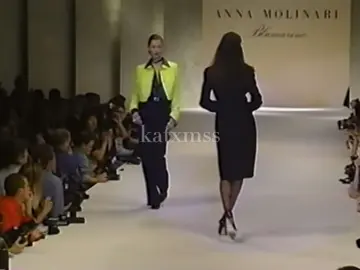 Kate moss walking for Blumarine spring 1995 #katemoss #fashion #foreyoupage #walk 
