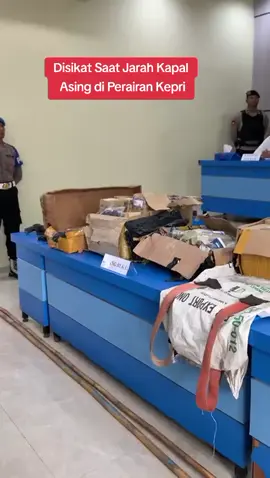 BATAM, POSMETRO: Direktorat Polairud Polda Kepri membekuk komplotan bajak laut yang beraksi di perairan Selat Philips perbatasan Indonesia–Singapura. Pelaku melacak pergerakan kapal melalui aplikasi pemantau kapal di internet. Target mereka kapal berbendera asing yang melintas di wilayah tersebut. “Delapan pelaku kita tangkap saat melakukan pencurian di atas kapal MT Thom Elisabeth yang tengah melintas di perairan itu,” kata Direktur Polairud Polda Kepri, Kombes Handono Subiakto, Senin (14/7). Mereka masing-masing berinisial S, I, R, RH, Z, SD, MI, dan LA. Tiga pelaku lainnya ditangkap setelah dikembangkan, yakni berinisial P, F, dan A. Handono menjelaskan, komplotan bajak laut itu ditangkap bermula dari informasi yang didapat dari masyarakat serta laporan dari International Maritime Bureau (IMB) Singapura. “Jadi ada beberapa kejadian yang dilaporkan beberapa waktu terakhir sehingga kami tindaklanjuti,” ujarnya. Polisi yang mendapat informasi tersebut kemudian melakukan patroli di lokasi yang dilaporkan sering terjadi perampokan. Hasilnya, tim mencurigai sebuah kapal pompong yang mendekati kapal Thom Elisabeth. “Kemudian dilakukan pengejaran terhadap para pelaku dan berhasil diamankan 8 orang pelaku. Mereka kemudian dibawa ke markas Ditpolairud untuk interogasi,” ujarnya. Hasil penyelidikan mengungkap para pelaku memang menargetkan kapal-kapal yang melintas di perairan Selat Philips. Mereka memantau pergerakan kapal melalui aplikasi pemantau kapal di internet. “Mereka menargetkan kapal asing yang melintas, karena kapal tersebut saat melintasi di perairan itu memperlambat kecepatan,” ujarnya. Dalam aksinya, para pelaku mendekati kapal target menggunakan kapal pompong. Mereka kemudian menggunakan galah untuk menyangkutkan tali agar memudahkan naik ke kapal. “Sesampainya di atas kapal, para pelaku mengambil sparepart dan barang berharga lainnya. Setelah berhasil mengambil barang, mereka melarikan diri,” ujarnya. Dari pengakuan pelaku kepada polisi, mereka telah beraksi sejak 2017 hingga 2025. Dalam setiap aksinya, mereka mengaku memperoleh keuntungan paling kecil Rp 40 juta dan paling banyak Rp 100 juta. “Barang hasil curian dijual ke Jakarta. Jadi keuntungan paling kecil mereka Rp 40-50 juta dan paling besar Rp 100 juta. Uang itu dibagi ke semua pelaku,” ujarnya. Dari penangkapan para pelaku, polisi menyita berbagai barang bukti, di antaranya sparepart hasil curian, satu unit airgun, dan kapal pompong. “Airgun ini ditemukan saat penggeledahan. Saat beraksi, biasanya tidak dibawa oleh para pelaku. Tapi airgun itu digunakan untuk menakuti korban,” ujarnya. Hasil pemeriksaan polisi juga mengungkap masih adanya kelompok perampokan lain yang beraksi di perairan Selat Philips. Saat ini polisi tengah melakukan pengejaran terhadap kelompok-kelompok tersebut. “Saat ini kami sedang lakukan pengembangan dan pengejaran. Ternyata selain kelompok ini, masih ada tiga kelompok lain yang bermain: kelompok J, kelompok O, dan kelompok JO,” ujarnya. Atas perbuatannya, para pelaku dijerat dengan pasal berlapis, yakni pasal tindak pidana pencurian dengan pemberatan, pasal turut serta, serta Undang-Undang Narkotika.(cnk)