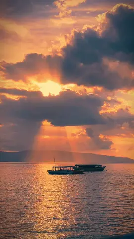 Magical sunset in alor ✨  #indonesia🇮🇩 #nusatenggaratimur #roteparadiseid #alor #alorisland 