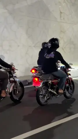 Papa pas lagi muda nak😂 #fyp #fypシ゚viral #trending #viral #viraltiktok #gl100 #gl100modifikasi #gl100racing #glcepek #glcepekhits #glcepekreborn #kmhgl #kmhgl100 #kmhgl100indonesia 
