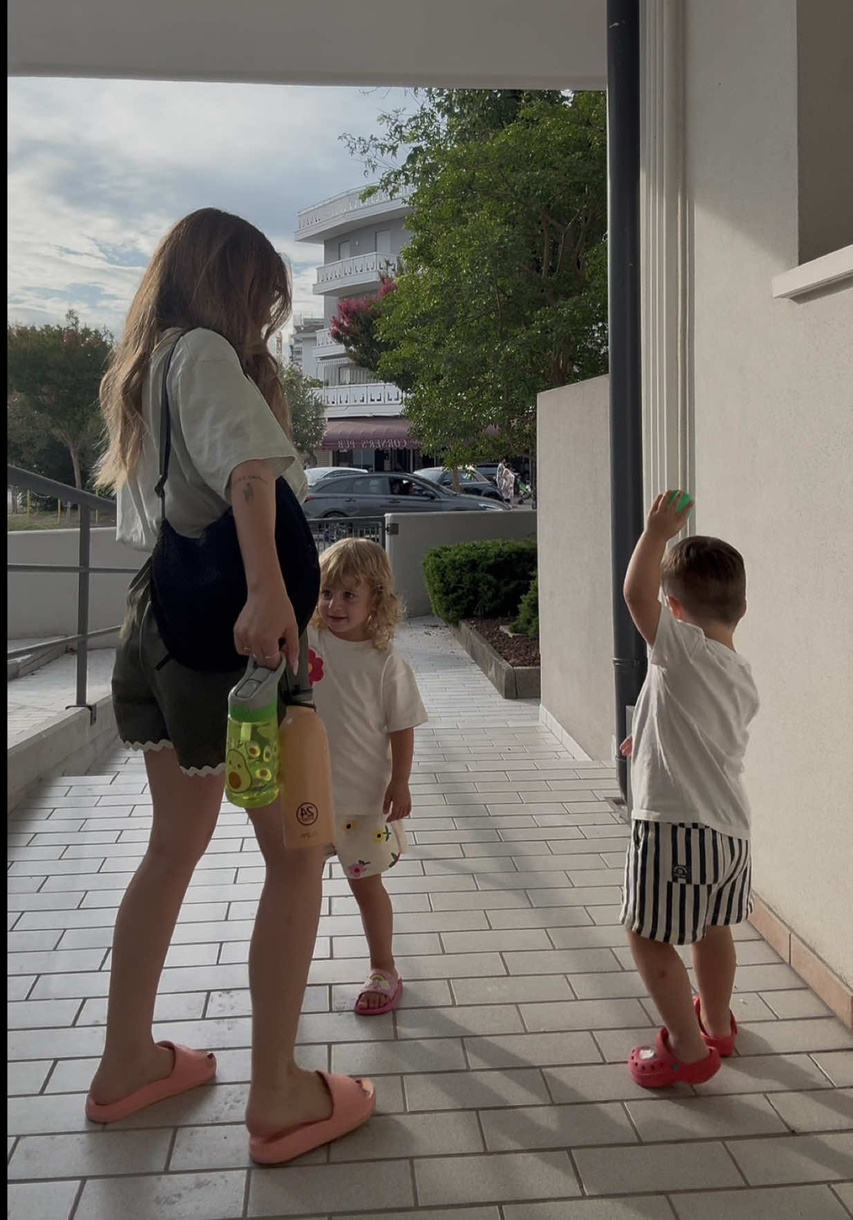 Pronti per la nostra passeggiata al mare, anche se per me è diventata una CORSA più che altro ahahha #vitadamamma #mammadigemelli #fitcheck #outfit #mammeditiktok 