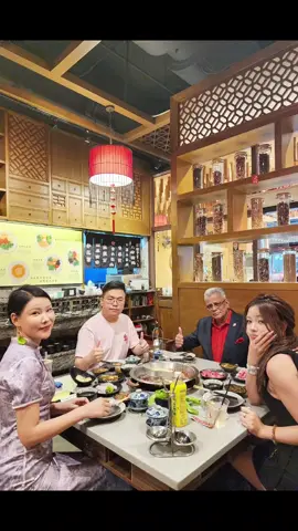 My China sister Cheneyayy treating us China Steamboat at Sunway Velocity Mall  谢谢我的中国干妹妹 车里子请我们吃蜀国印象火锅  @tansrimkayveas 