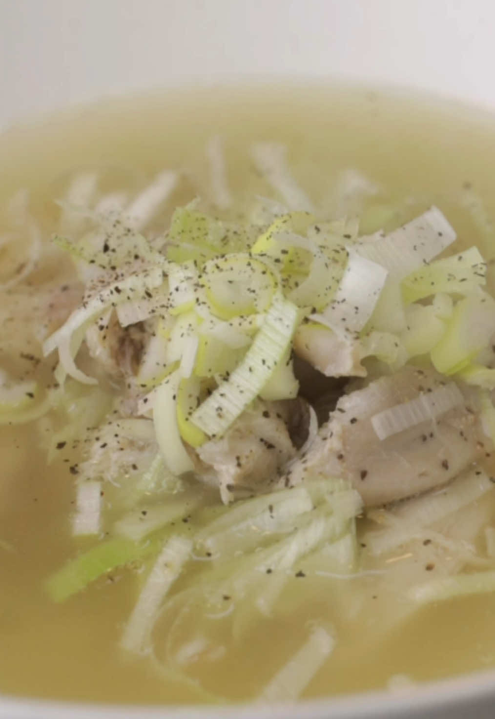 Caldito de pollo coreano🐥🍲🇰🇷.  Esta es la versión rápida por eso se agrega caldo pollo en polvo y no se usa un pollo entero.  Originalmente se hierve mínimo unas 6 horas y también se usan patas de pollo para dar sabor pero esta versión es práctica e igual muy rica 😊.  Ingredientes para 2 porciones: -1L agua inicialmente y luego agregar más cuando saques el pollo  -2 contra muslo con piel (si tiene hueso mejor)  -2 ramas de cebolla larga  -1/3 cebolla blanca  -5 dientes de ajo (enteros)  -pimienta negra entera (opcional) -caldo de pollo en polvo 1 cucharada (agregar una y probar) -1 cucharada de salsa de pescado o salsa de soja (opcional) Para servir: Cebolla larga picada  Pimienta y sal  Arroz  #corea #comidacoreana #recetas #cocinacoreana #caldodepollo 