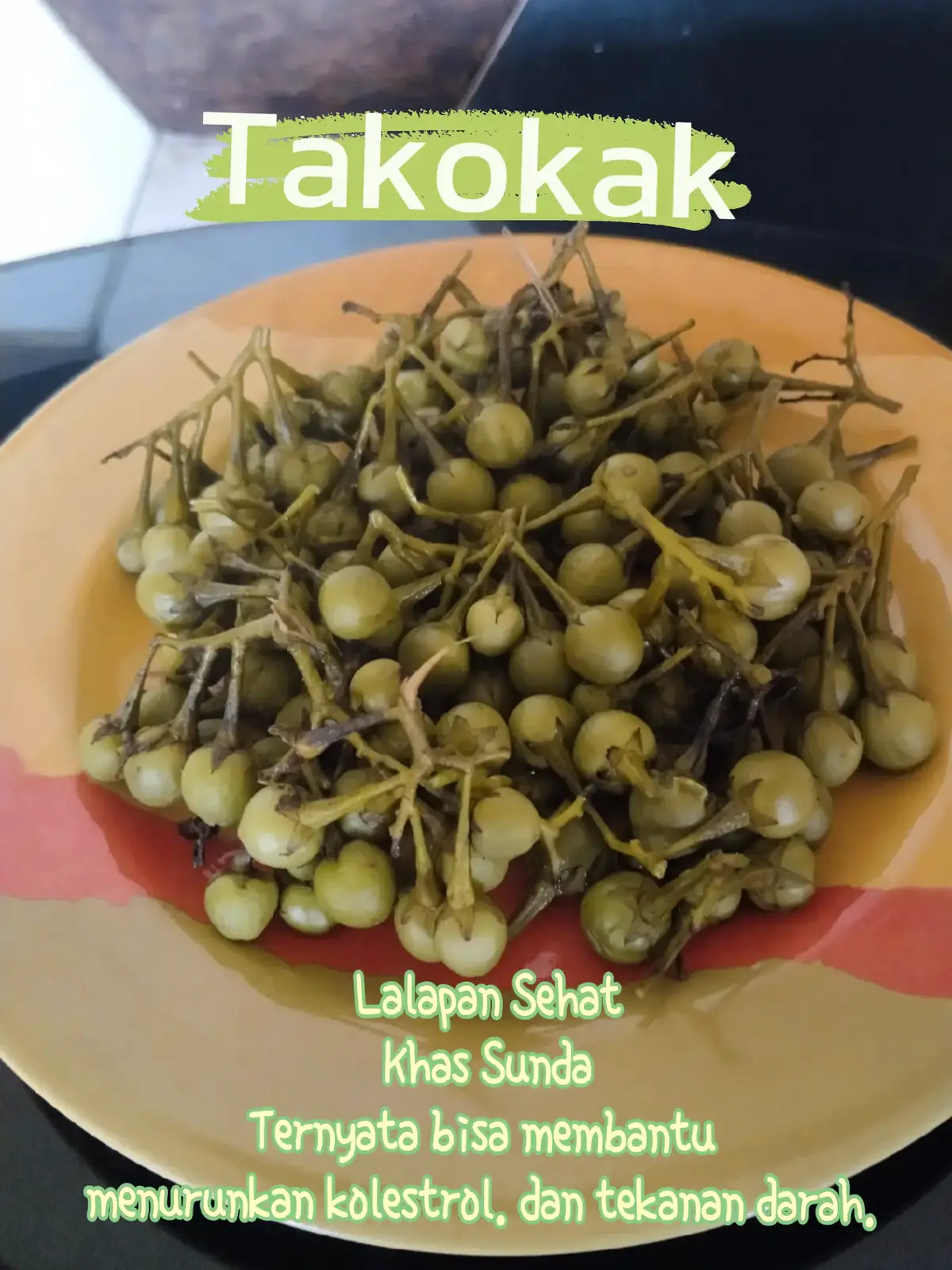 Takokak, juga dikenal sebagai rimbang atau cepoka, memiliki berbagai manfaat kesehatan. Buah ini kaya akan nutrisi seperti vitamin A, zat besi, kalsium, mangan, seng, antioksidan, protein, karbohidrat, dan serat. Takokak dapat membantu meningkatkan sistem kekebalan tubuh, melancarkan pencernaan, menurunkan kolesterol, meredakan peradangan, dan bahkan membantu mengatasi anemia.  Berikut adalah beberapa manfaat takokak yang lebih rinci: 1. Meningkatkan sistem kekebalan tubuh: Kandungan vitamin C dalam takokak berperan penting dalam meningkatkan daya tahan tubuh.  2. Membantu pencernaan: Serat dalam takokak dapat membantu memperlancar pencernaan dan mencegah sembelit.  3. Menurunkan kolesterol: Konsumsi takokak secara teratur dapat membantu menurunkan kadar kolesterol jahat (LDL) dalam darah, yang baik untuk kesehatan jantung.  4. Mengurangi peradangan: Takokak memiliki sifat anti-inflamasi yang dapat membantu mengurangi peradangan dalam tubuh.  5. Mengatasi anemia: Takokak dapat membantu mengatasi anemia karena kandungan zat besi yang dimilikinya.  6. Membantu mengontrol asam urat: Masyarakat Bangka Belitung percaya bahwa takokak dapat membantu mengobati asam urat, dan penelitian sedang dilakukan untuk mendukung klaim ini.  7. Meningkatkan sirkulasi darah: Kandungan mineral dalam takokak, seperti zat besi, dapat membantu meningkatkan sirkulasi darah.  Potensi sebagai obat herbal: Takokak telah lama digunakan sebagai obat tradisional, dan penelitian lebih lanjut sedang dilakukan untuk mengeksplorasi potensi manfaat kesehatannya.  Meskipun memiliki banyak manfaat, penting untuk mengonsumsi takokak dalam batas wajar. Beberapa orang mungkin mengalami efek samping seperti mual dan pusing jika mengonsumsi takokak secara berlebihan karena kandungan glikoalkaloidnya.  Untuk mendapatkan manfaat takokak, Anda bisa mengonsumsinya secara langsung setelah dicuci bersih, atau mengolahnya menjadi berbagai hidangan seperti lalapan atau sayuran. Anda juga bisa mengonsumsi air rebusan daun takokak untuk membantu menurunkan tekanan darah tinggi, seperti yang dikutip dari Branda.co.id. 
