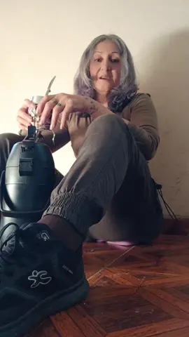 Huele a mujer q le vale madre q la critiken...