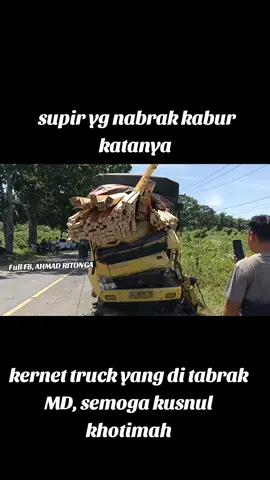 truck muatan kayu nabrak truck muatan brondolan, supir kabur #viral #fypシ゚ #fouryoupage #laguminang #driverlintas #tongatv #drivermuda 