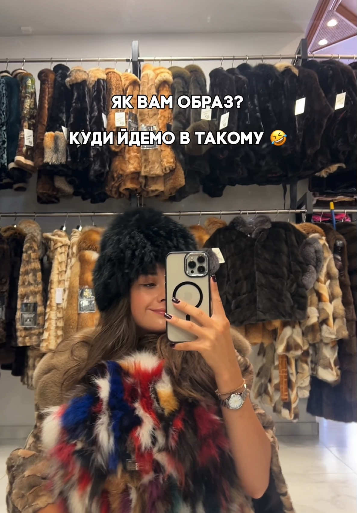 Греція відома своїм шубним туризмом 🌚 І так, навіть в таку спеку є бажаючі придбати  хутряний виріб 🫠 Ми, звісно, нічого не купили собі, але приміряти - приміряли! Як вам образи? 😆😆😆  #греція #греція🇬🇷 #морепляж #туринаморе #гуморукраїнською 