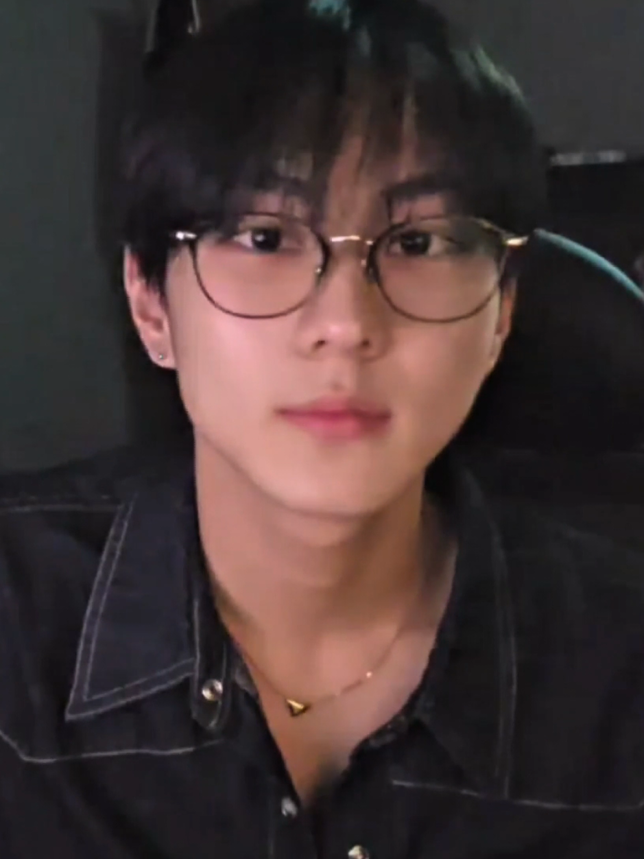 he's looking a little too fine 🫠 #jungwon #enhypen 