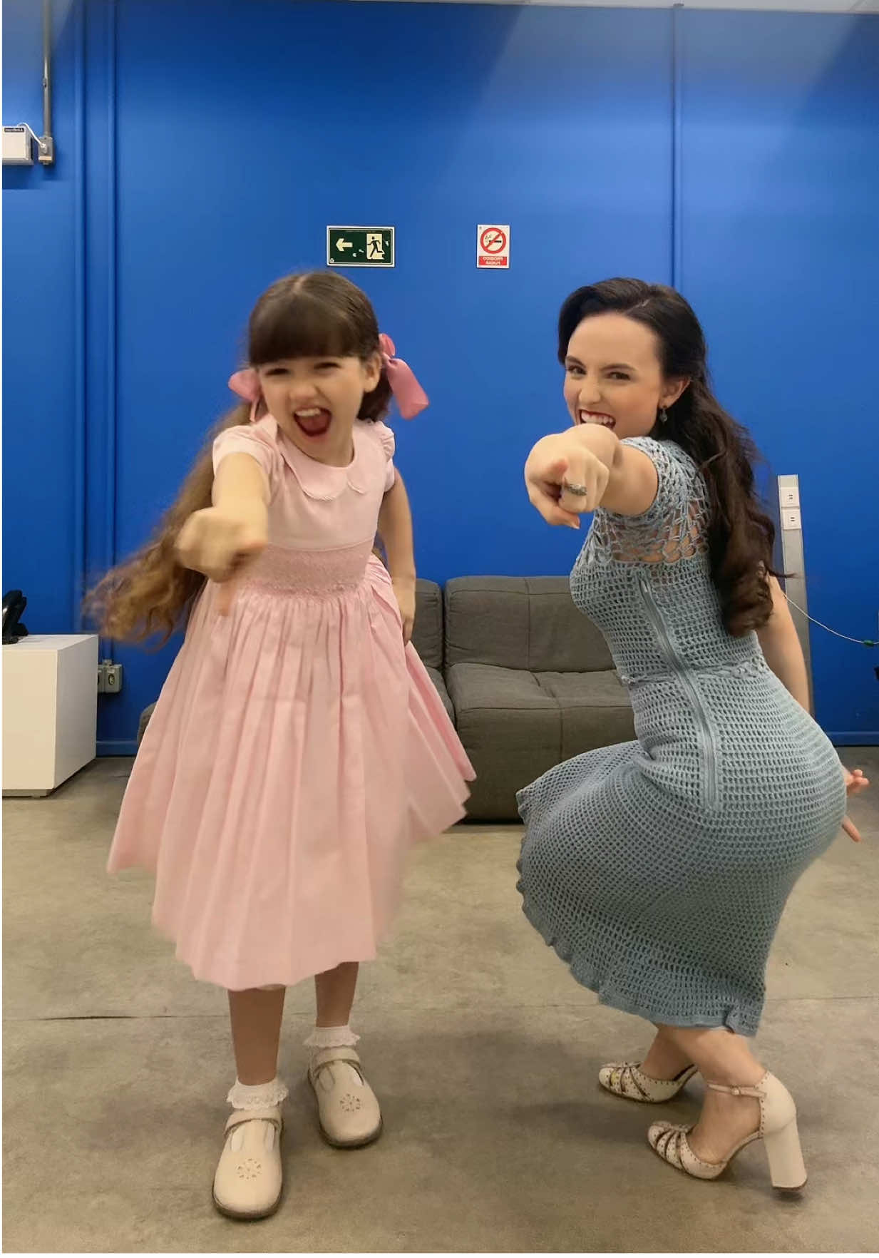Semana começando e o nosso ritmo é esse! Hoje começa mais uma semana de #EtaMundoMelhor e minha irmã Isabelly (Anabela) já tá prontinha pra arrasar 💖🌟 