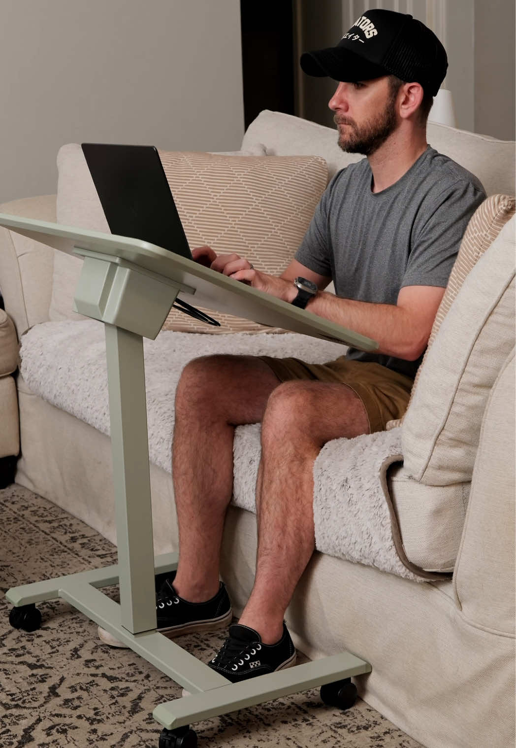 Whether you’re in a dorm, apartment, or home office, you shouldn’t feel stuck in one setup all day. @TopJob gets that — and their BOBA Chair and AnyDesk Fold are built to adapt, without compromising comfort or style. The BOBA Chair is a minimal, active stool that keeps me supported and engaged, while the AnyDesk Fold is a portable worktop on wheels — adjustable in height and angle, and easy to move wherever I need it. Killer as a set. But even on their own, each one adds flexibility, function, and a clean aesthetic to your space. The BOBA Chair and AnyDesk Fold create a setup that moves with you, helping you adapt and stay comfortable wherever you work. #TopJob #wfhsetup #AnyDeskFold #BOBAChair #ergonomic 