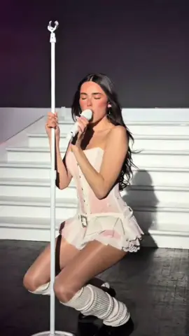 Cinco famosas que adoram usar minissaias e se ajoelhar no palco.#lisa#sabrinacarpenter#dualipa#curiosidades 