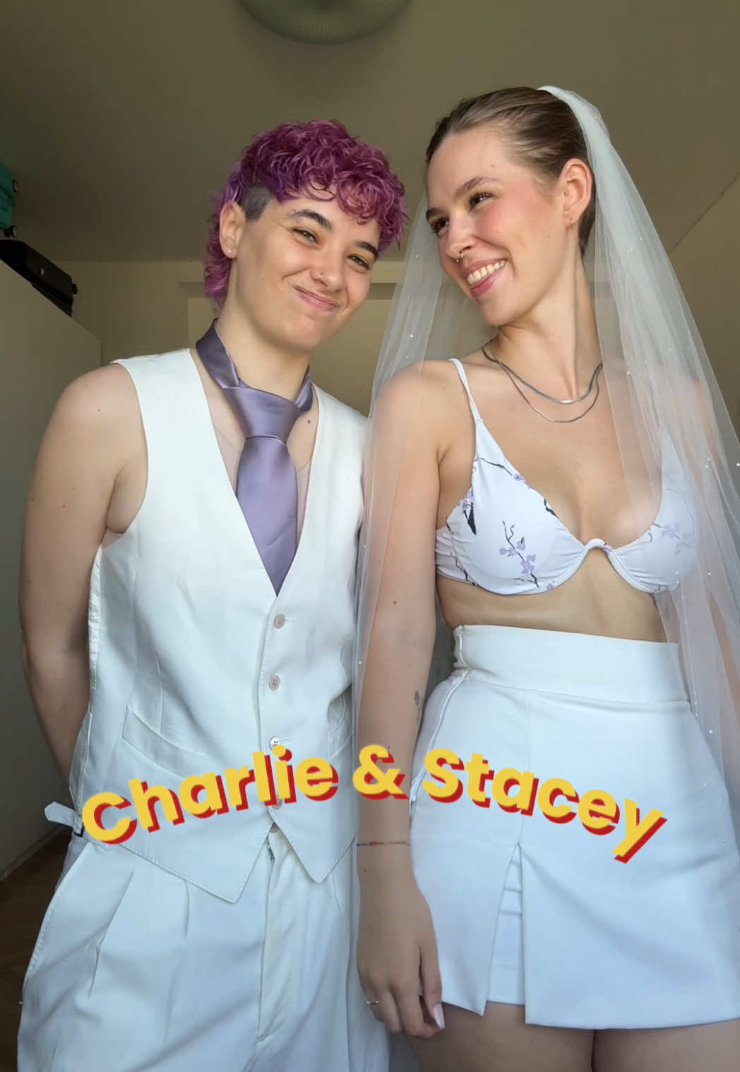 Una delle prime cose a cui abbiamo pensato nel wedding planning è stata la scelta degli anelli! Adoriamo indossarli ogni giorno, ed era importante scegliere degli anelli che ci piacessero visto che li indosseremo ogni giorno per il resto dei nostri giorni 🥹 Per fortuna @unoaerre è venuta in nostro soccorso! Un’azienda etica, attenta alla sostenibilità e all’inclusione che ci ha fatto innamorare dei suoi gioielli un po’ come ci siamo innamoratə noi ✨ Vi piacciono le nostre incisioni? 👀 #wedding #unoaerre #fedinuziali #adv #sostenibilità #ororiciclato 