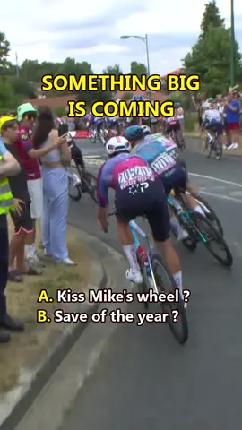 😱 Close call - #TourDeFrance #cycling #sportstiktok 