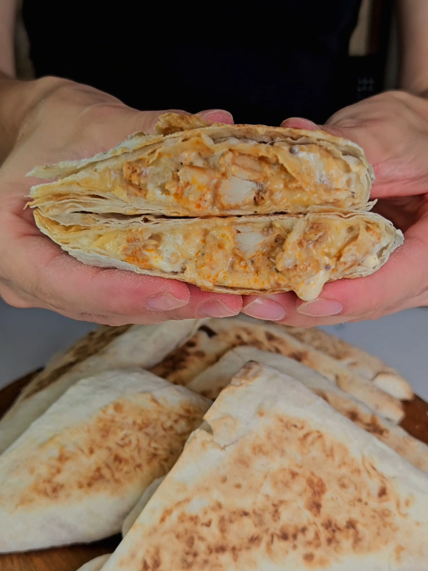 Смак, який не забудеш — курка з ананасом у лаваші🌯 Інгредієнти: Куряче філе - 1 шт. Лаваш - 3 великі, я їх порізала на довгі смужки. Сир - 200 г Для соусу: 2 ст.л майонезу+3 ст.л. сметани, 1 натертий зубчик часнику, 1 ч.л гірчиці. Консервовані ананаси Філе нарізати маленькими кубиками, додати сіль, чорний перець, 1 ч.л. паприки, сухий часник,  залишити маринуватись на 30 хв. і обсмажити до готовності. А далі все як показується у відео🙃 #лаваш #лавашзкуркою #ананасзкуркою  #рецепти #швидкірецепти 