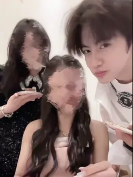 Đây mí bà cứ đòi tui share vid đầu thì nó là ảnh live nhé 🥹 đăng lên hem bíc nó có giữ được không =))) ảnh em bé đi ăn sinh nhật 🎂 bạn nhé #luuhienthua #lưuhiênthừa #刘轩丞 #liuxuancheng #nghichai #revengelove #jwydsyzn #xuhuong 