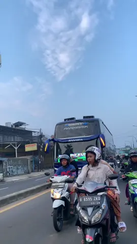 papa hariri sedang bertugas@Papa Hariri Mukhtar #busmaniacommunity #busmania #manggisbernyanyi 