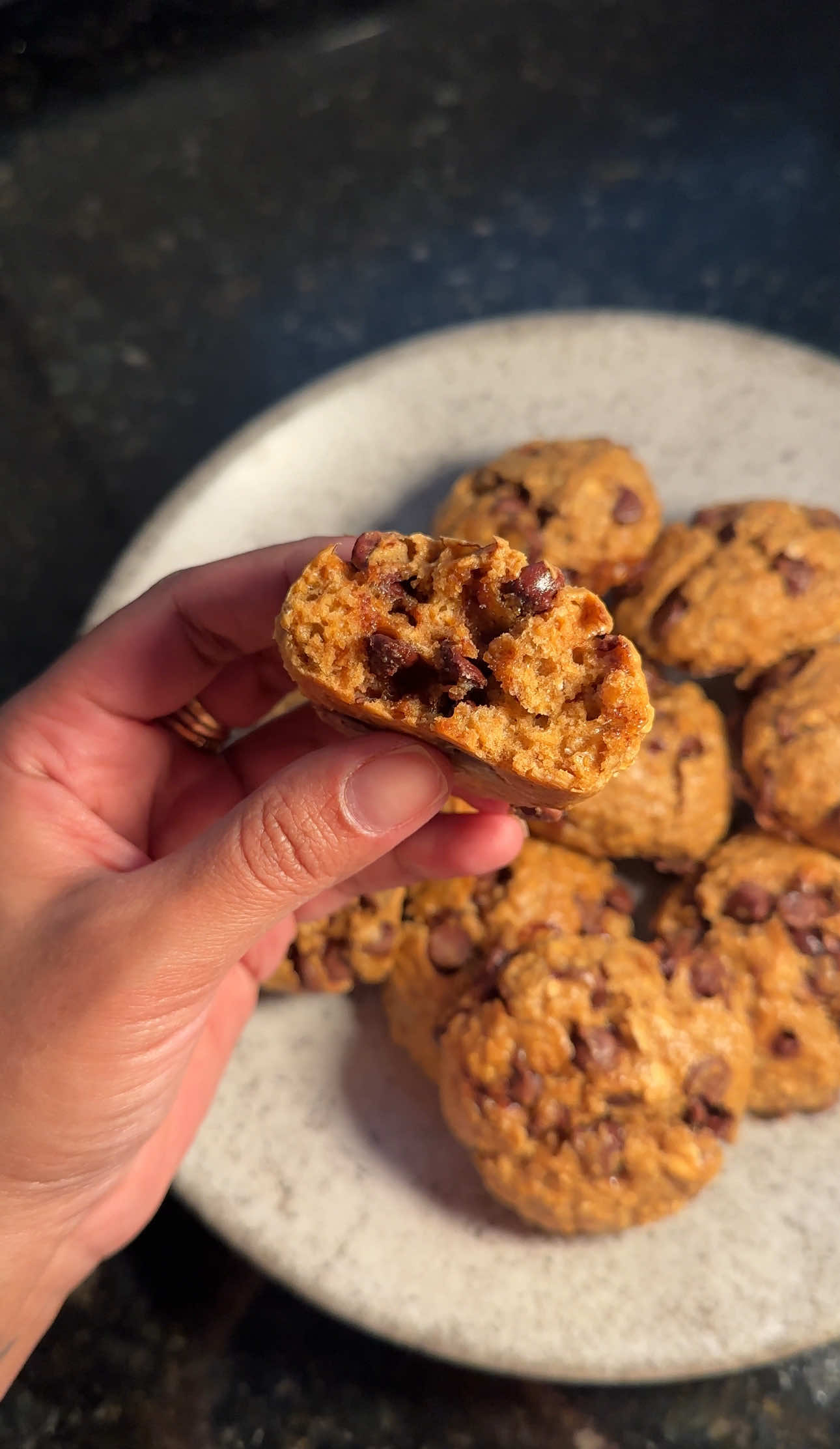 Cookie Saudável 🍪 1 xíc aveia em flocos 1/2 xíc farinha de aveia 2 ovos médios ou 3 pequenos 2 c.s pasta de amendoim ou 1 banana amassada 1/4 xíc açúcar Mascavo  Extrato de baunilha a gosto Pitada de sal 1 e 1/2 colher de café de fermento 1 xíc gotas de chocolate  - assar em forno pré aquecido a 200 por aproximadamente 20 minutos  #cookie #cookies #cookierecipe #cookiesaudavel #receitasaudável #receita #receitas #tiktokrecipe #tiktokreceita 