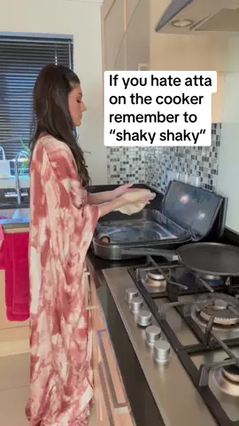 Prevent mess on cooker with the “shaky shaky” technique 😊 #fyp #roti #chapati #shakyshaky ##desitiktok #desifun #browntiktok #punjabi #punjabitiktok #pakistanifood #punjabifood #desifood 