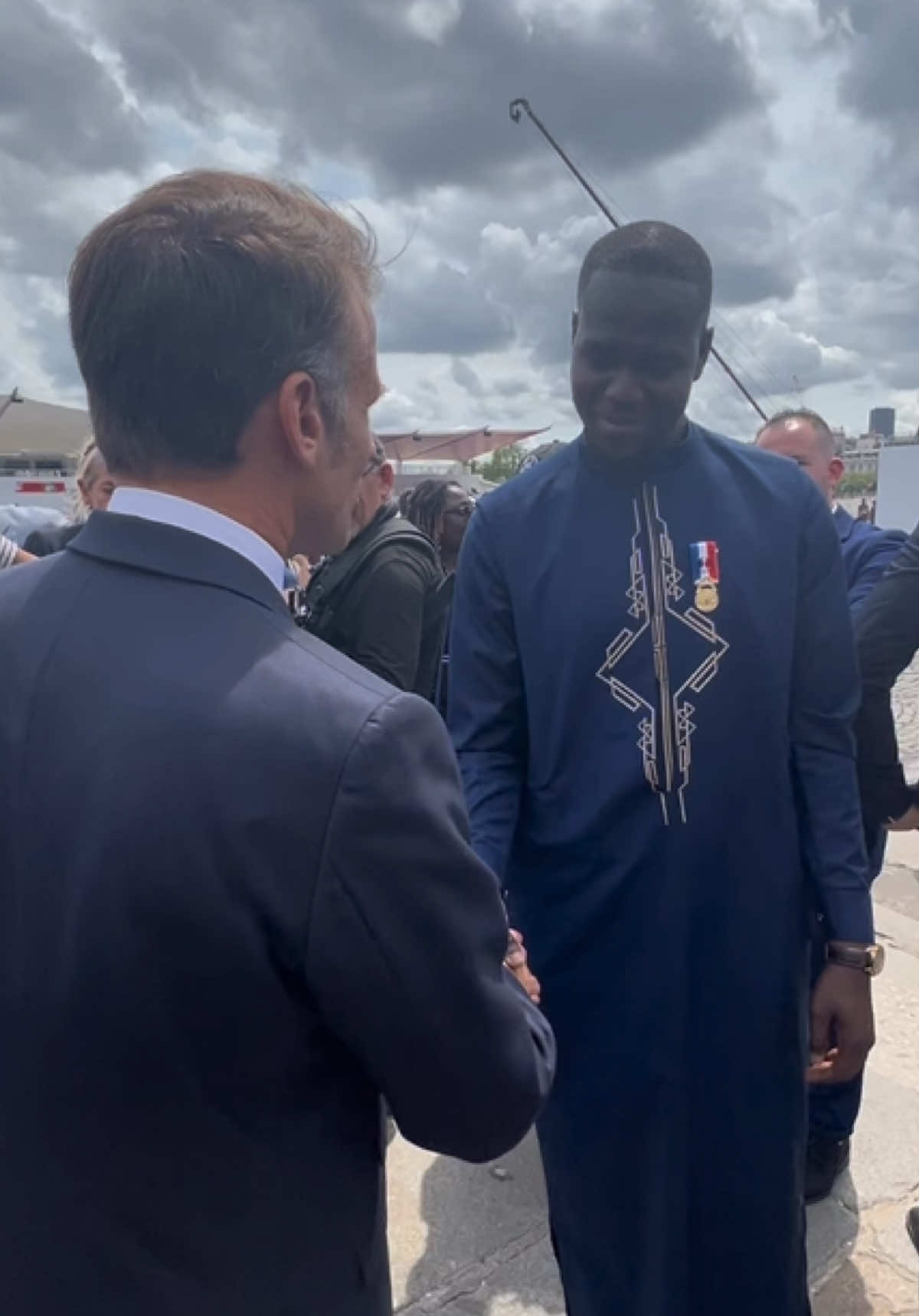 Fousseynou Samba Cissé a risqué sa vie pour sauver une famille d’un incendie. Médaillé d’honneur pour acte de courage et de dévouement, il est ce matin Place de la Concorde aux côtés de nos héros.