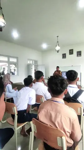 Menghadiri pembukaan Sekolah Rakyat, sebuah program strategis yang digagas oleh Presiden Prabowo sebagai upaya memperluas akses pendidikan bagi seluruh lapisan masyarakat. Kabupaten Aceh Besar menjadi salah satu daerah pertama yang dipercaya untuk melaksanakan program ini. Lokasinya berada di Sentra Darussa’adah, Kecamatan Darul Imarah, Kabupaten Aceh Besar. Kehadiran Sekolah Rakyat merupakan langkah nyata dalam mewujudkan cita-cita luhur untuk mencerdaskan kehidupan bangsa. Program ini menjadi simbol hadirnya negara bagi rakyat kecil, khususnya mereka yang selama ini menghadapi keterbatasan dalam mengakses pendidikan yang layak. #Muharramidris #Syechmuharram #Syechmuharramidris #muharramsyukri  #acehrayeuk #fyp 