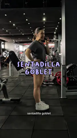 Como yo soy su bestie virtual que les enseña a hacer los ejercicios en el gym para que se quiten la pena, hoy les traigo la ✨sentadilla goblet✨ Si les gustan estos videos en mi perfil tengo muchos así 🤝🏼 Y disculpen que el video  está muy oscuro no había buena luz y fue el espacio donde pude grabar 😭 • #gymmotivation #fitnessmotivation #gymgirl #legs #legsworkout #gobletsquats #gobletsquat #sentadilla #cuads #cuadriceps 