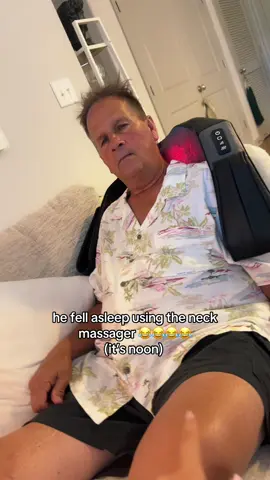 he fell asleep almost instantly like literally within probably two minutes😂😂😂😂 #neckmassager #massage #necktension #herfessmartlife @Herfessmartlife #shouldertension #massager #massager #relax #relaxing #massagerelax #neckpain #shouldertension #shoulderpain #massagerwithheat #viralmassager 