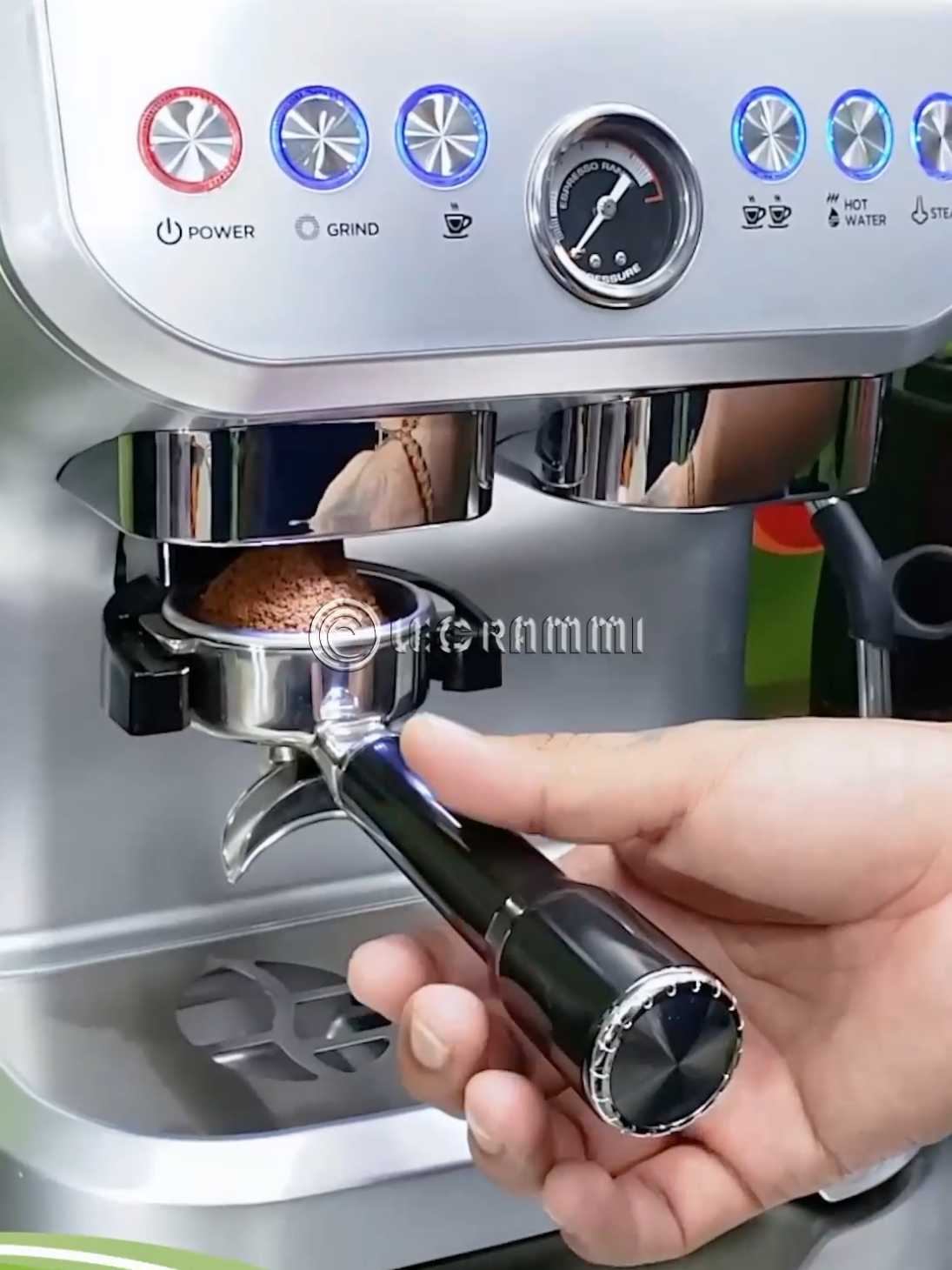 ☕ Elegancia, potencia y aroma en cada taza. La cafetera Express Silver muele y extrae con precisión para un espresso perfecto. Robusta, duradera y lista para tu negocio. Haz que cada café cuente. 🌟 #Olecrammi #CaféExpress #EspressoPerfecto #CafeteraProfesional #SaborQueInspira #cafe #cafetera #express #silver 