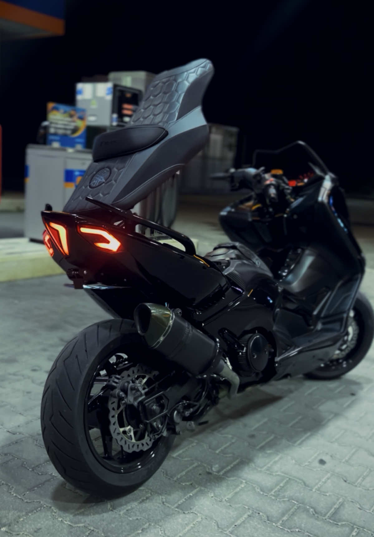 BATMAX 🦇🦇🦇 TMAX 530 FULL BLACK 🥷🏼🥷🏼🥷🏼 #tmaxlife #tmax #tmaxmilano #yamaha #yamahatmax #tmax500 #tmax530 #tmax560 #tmaxturbo #milano #banlieue #street #black #tmaxblack #blackmax #fastlife #bcd #tmaxbcd #tmax530bcd #akrapovic #tmaxakrapovic #akrapovic_exhaust #rizoma #madeinitaly #rizomatmax #tmaxrizoma #batmax #allblack #totalblack #fullblack #ledtmax #tmaxled #lightmaster #tmaxlight #batmax #night #solo #nightsolo #bat 