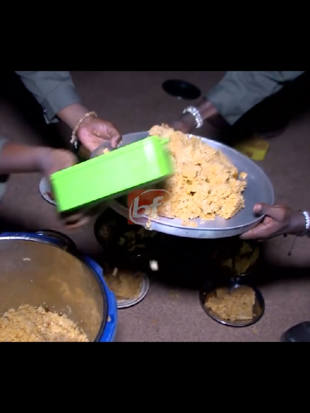 📍🇧🇫 Immersion militaire : Qui allait croire, que des gens pouvaient manger dans des Savonnières 🙌🏾😅 Source : Bf1 TV  #ImmersionPatriotique #BurkinaFaso #FasoBuzz #PourToi #BF1TV 