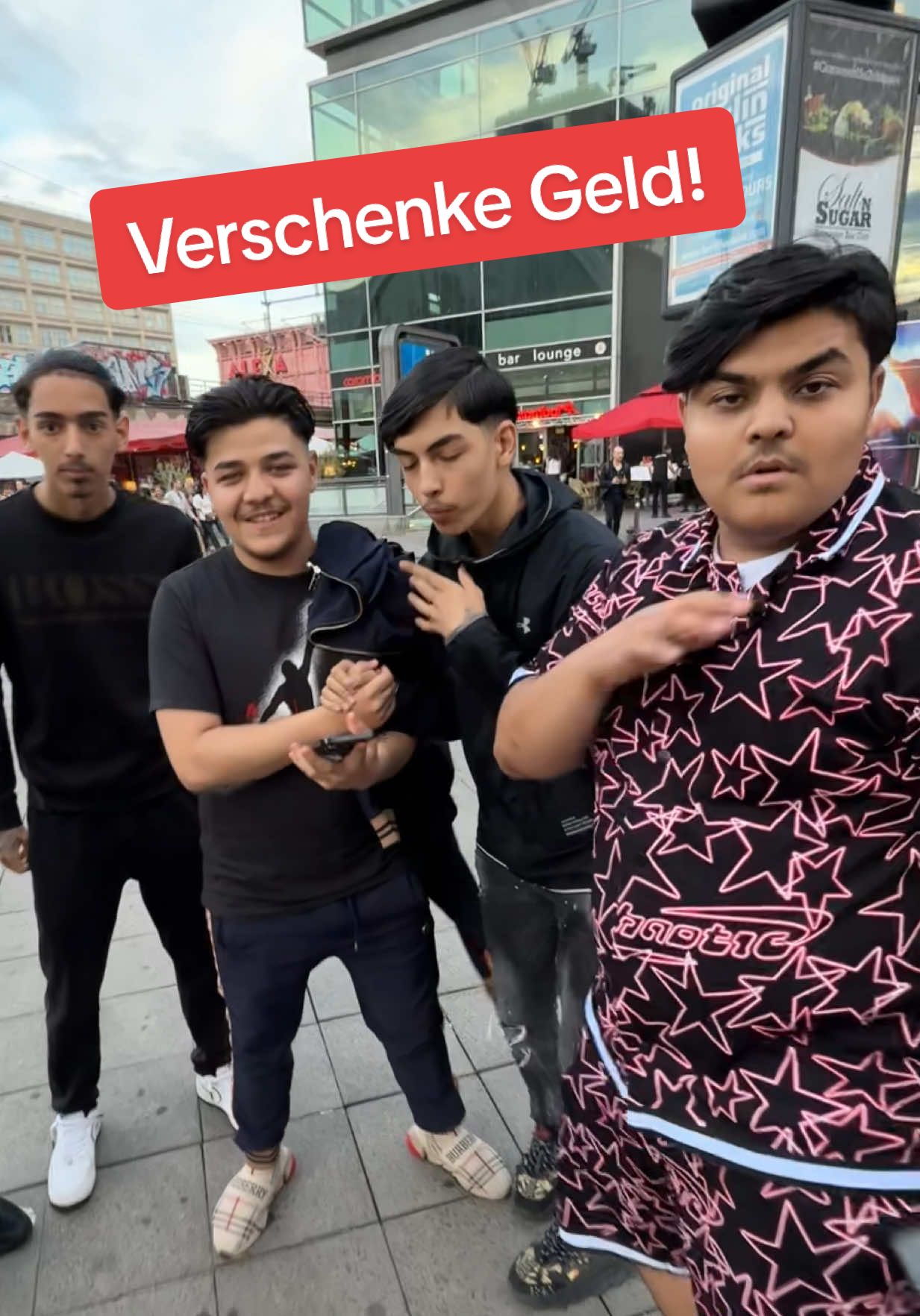 Flaschen drehen für 5€  #Viral #fürdichseiteviral #jsix #foryoupageofficial #fyp #fy 
