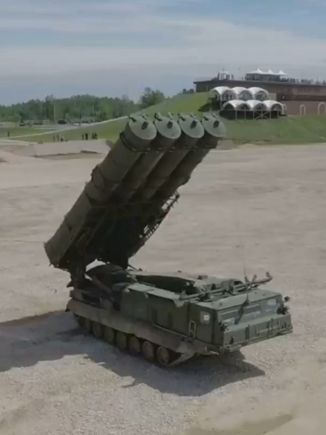 Trump envia o sistema de defesa mais poderoso do mundo à Ucrânia! Donald Trump acaba de autorizar o envio de um dos sistemas mais avançados de defesa do mundo para a Ucrânia: o Patriot. Essa tecnologia de ponta, capaz de interceptar mísseis balísticos e drones, é vista pela Rússia como uma provocação direta — e pode mudar o rumo da guerra. Durante encontro com o secretário-geral da OTAN, Trump também anunciou tarifas severas de até 100% contra Moscou se não houver cessar-fogo em até 50 dias. Será que isso vai forçar a paz… ou acender ainda mais o conflito? #Trump2025 #GuerraNaUcrânia #SistemaPatriot #Putin #Zelensky #DefesaAérea #Geopolítica #EUA #Rússia #UkraineWar #PatriotMissile #OTAN #BreakingNews #Ucrânia #Rússia #WorldNews #NotíciasDeHoje #GlobalNews #EscaladaMilitar