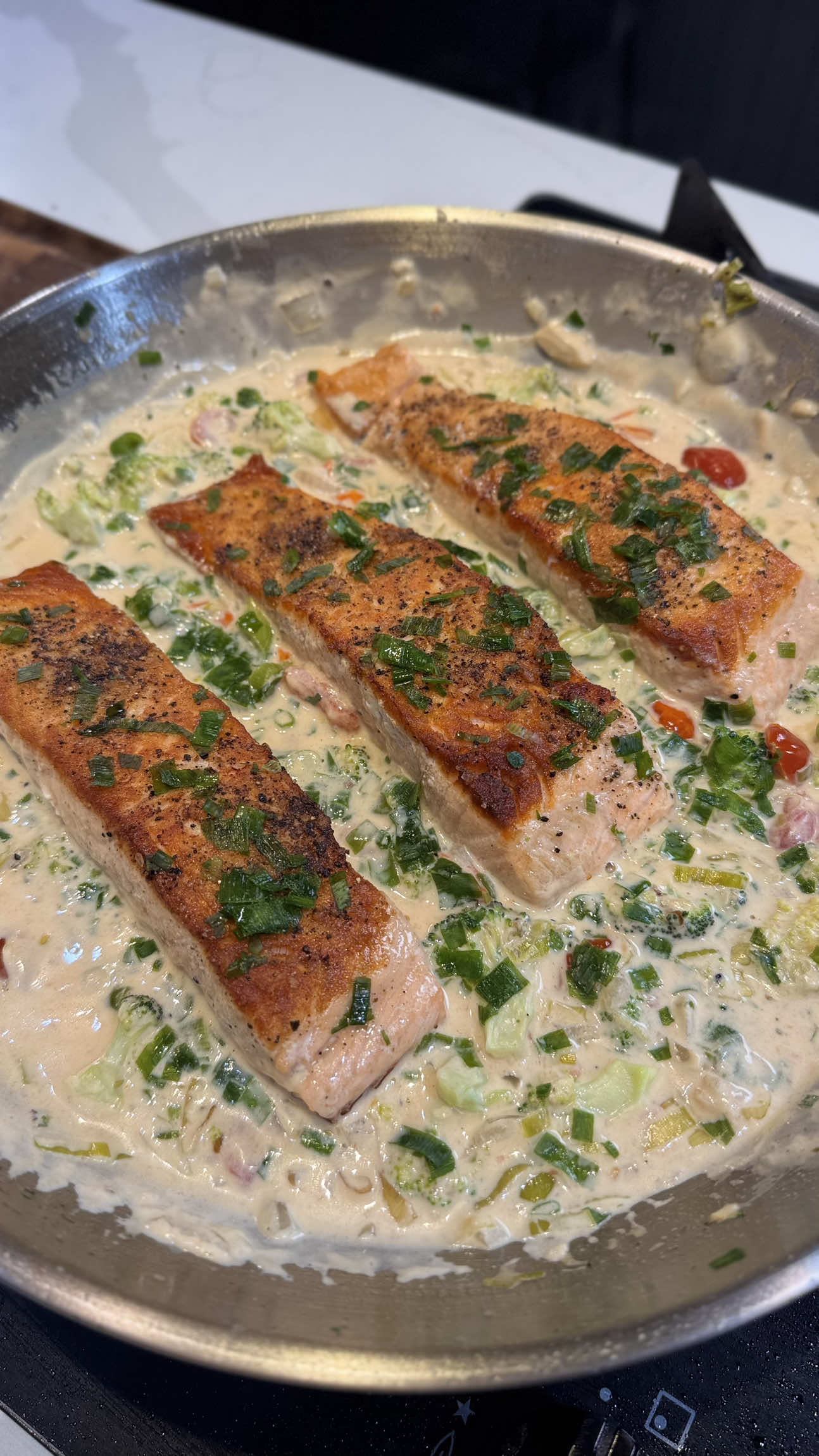 Esse Salmão com Molho Cremoso de alho poró, tomate cereja e brocolis fica pronto em menos de 30 minutos e é super fácil de fazer! Ingredientes: - salmão - 1/2 cebola - 2 dentes de alho - 1/2 alho poró - 20 tomates cereja - 1/2 brócolis - 150g de cream cheese - 200ml de caldo de legumes - sal, cebolinha e pimenta do reino à gosto #salmão #receita #receitasimples #receitafacil 