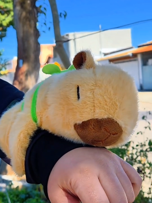 Pulseira Capivara de Pelúcia 