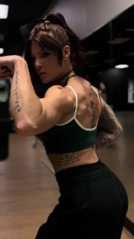 been lifting only 3-4x a week and i’ve never been so satisfied w my physique🤭 #GymTok #physique #muscle #girlswithtattoos #biceps #back #lifting #flexing 