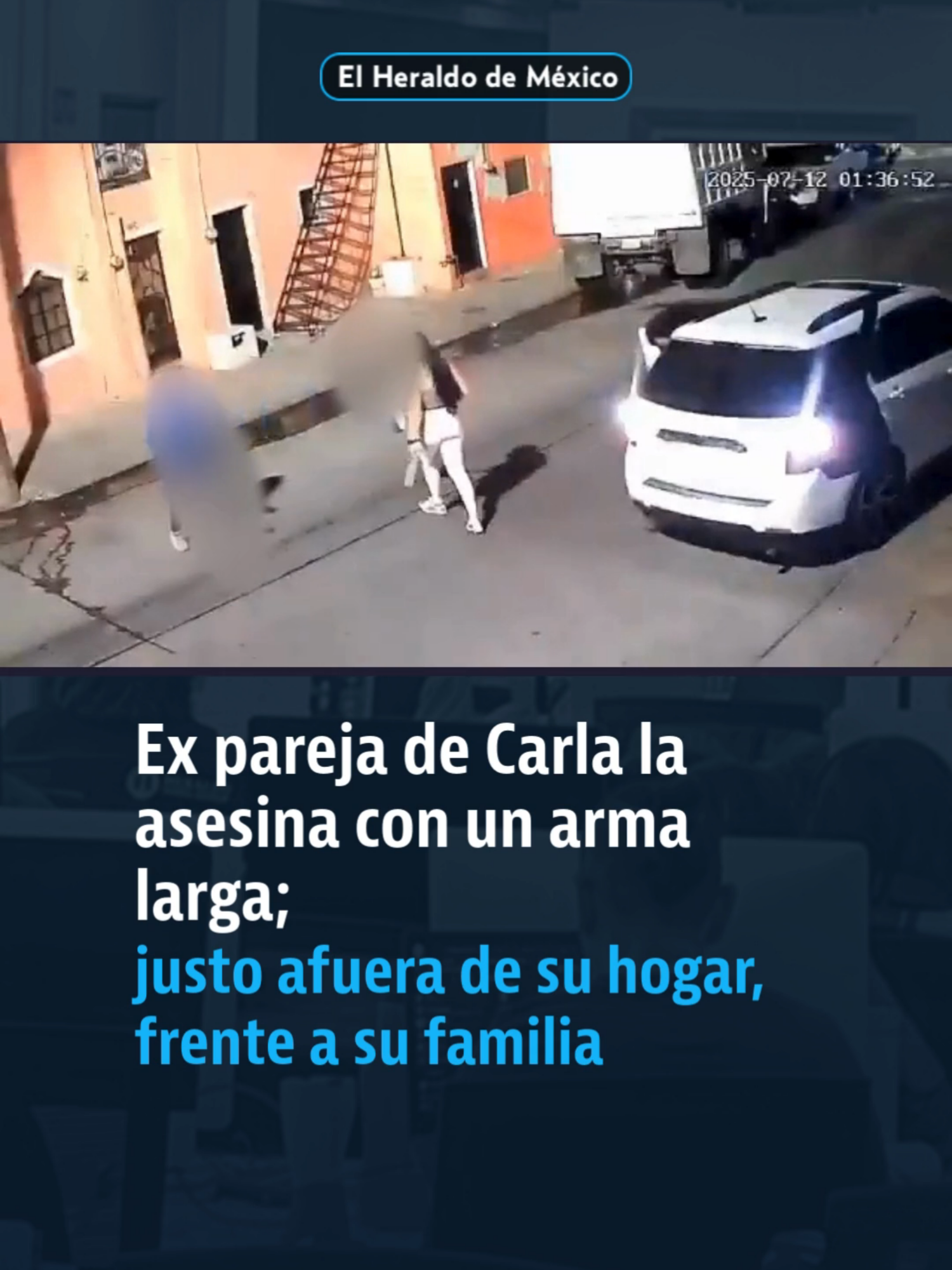 En Jalisco, un hombre del cual aún se desconoce identidad, pero se conoce como expareja de Carla, sacó un arma de alto calibre y atacó a la joven de 28 años, luego de una discusión. Por las imágenes se puede apreciar que él fue quien la buscó en su casa en donde también se encontraba su familia. #feminicidio #guadalajara #jalisco