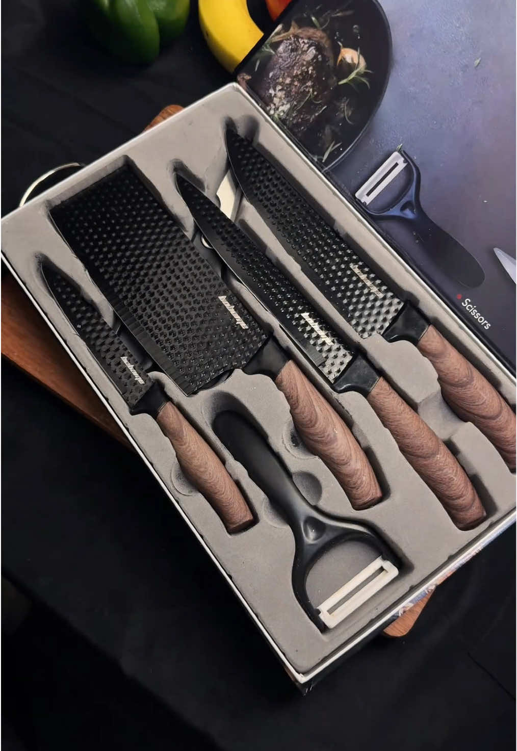 🍖🔪 Deixe sua cozinha e churrasco mais práticos e estilosos com esse kit de faqueiro completo! São 6 peças com lâminas resistentes, cabo firme e design que faz a diferença 😍 Ideal pra quem ama cozinhar com qualidade e elegância! #faca #faqueiro #churrasco #Cozinha