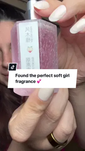 This perfume is honestly a sweet little hug in a bottle. 🍑🌸 If you love soft, delicate, slightly fruity scents that aren’t overpowering, this is for you. Imagine sitting under a tree with a book on a summer day — that’s the vibe. ✨ #perfumetok #fragrancetok #perfumecollection #smellgood #perfumereview 