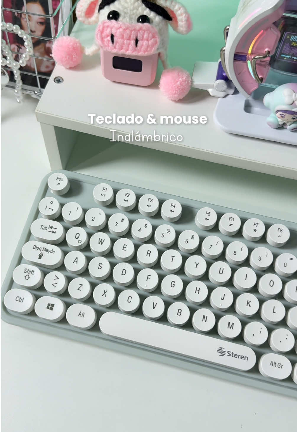 Teclado y mouse inalámbrico ✨  ¡Dale un toque retro a tu espacio y además trabaja sin cables! • Las teclas simulan a una máquina de escribir • Teclas multimedia (silenciar, adelantar/atrasar, reproducir/pausar y abrir el reproductor) • Sistema de ahorro de energía • Compatible con Windows y Mac • Distancia máxima de operación: 1.8 m #tecladoinalambrico #tecladoretro #keyboard #keyboardasmr #inalambrico #fypviral #retrostyle #creamykeyboards #mechanicalkeyboard #desksetup #asmr 