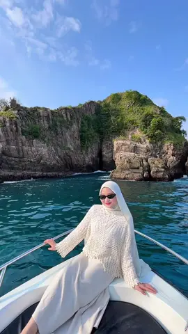 Paket Trip Tanpa Minimal Peserta🥳🥳🥳🥳 1.Paket Open Trip (Gabung)    (khusus weekend)     • Open Trip Pahawang 150k/orang  • Open trip wayang 550k/orang (Meeting point dermaga 4 ketapang)  2.Paket Privat Trip (Every Day)  Paket ini sangat cocok sekali untuk Family Trip,Gathering, Honeymoon,dll. Kamu dapat atur jadwal liburan  sesuai Keinginan mu.  • Privat Pulau Pahawang    Start From 170k/orang • Privat Pulau Tegal Mas   Start From 245k/orang •Privat Pulau Wayang  Start From 550k/orang •Privat Teluk Kiluan  Start from 400k/orang Harga menyesuaikan peserta.  Semakin banyak peserta harga semakin Murah Per Orangnyaa🥰🥰 ___________________________________ Meeting point dermaga 4 ketapang ___________________________________ Info lebih lengkap bisa langsung hubungi :📱:0819-2861-4064 ___________________________________ Fasilitas :  ⛵Kapal Eksplore Pulau dan Spot Snorkling. 🍛Makan 1x  🥛Air Mineral. 🏊Alat Snorkling (Mask & Snorkel)  👕Life Jacket (Pelampung). 🏷️Tiket Masuk Pulau Maupun Spot      Snorkling. 📷Camera Underwater. 💉P3K. 🕺Tour Guide 👫Jodoh Bila Beruntung 🖼️Dokumentasi Underwater. 🎞️Dokumentasi Upwater. ------------------------------------------------- #pahawang #pulaupahawang #pahawangisland  #pahawangislandlampung  #tegalmas #pulauwayang  #telukkiluan #telukhantu  #opentrip #viral  #wisatapahawanglampung  #palembang #pulauwayanglampung #jakarta #lampung  #pringsewulampung  #bandarlampung  #sumsel #bandung  #jambi #bengkulu #jaksel  #tenggerang #lamsel  #pesawaran #ciwidey #pangalengan  #explorewisatalampung  #opentrippahawang  #lampunggeh #fyp   #indonesia 