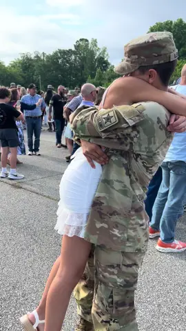 #militaryreunion #tapoutceremony #militarylife #militarywife #militar #familyreunion #militarycouples #lovehurts #loveforever 