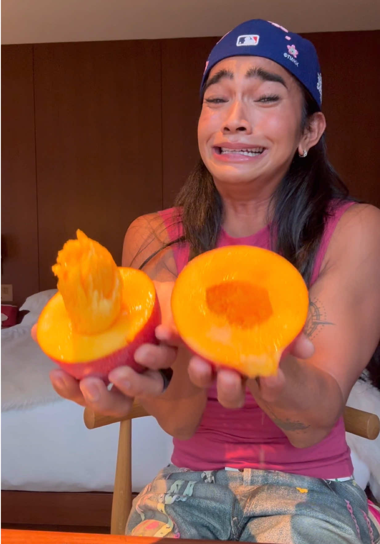 Let’s try some of expensive fruits in Japan 🇯🇵🥭🍇 Thank you @editionhotelsbymarriott for the amazing stay !! We had such an amazing, delicious time !! ❤️#TokyoEDITIONGinza #EDITIONhotels