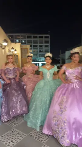 Nuestras quinceañeras de Arequipa junto a @Guardia_delujo 👑✨  Makeup y Hairstayle:@@pontebella_emily_makeup @Flor Arenas  . . . #vestidos #arequipa_peru🇵🇪 #viral #fyp #fypシ゚viral #parati #parati #arequipa_perú #arequipa #foryou 