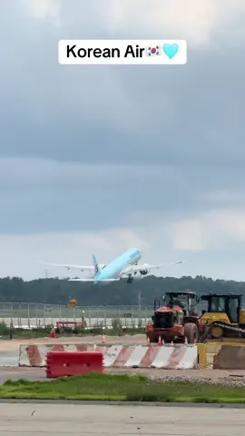 South Korean air take off 🩵😍🇰🇷#aviation #globalairlines #koreanair #korean #aeroplane #plane #viralvideo 