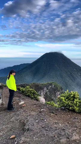 Terimakasih GEDE udah menyambutku dengan keindahanmu dipagi ini…. Yg lagi bingung nyari basecamp untuk singgah langsung aja kesini ☎️ +62 853-2047-9175 #basecamp #basecampgununggede #basecampageung #basecampviaputri #mendaki #pendaki #fyp #fypシ゚viral #gedepangrango2958mdpl 