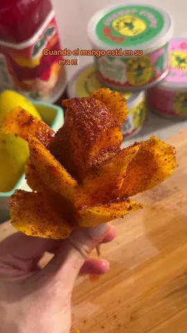 Este mango no es cualquier mango… 🥭 Mango mantequilla bien madurito 🔪 Cortado en forma de flor (porque el drama es necesario) 🌶️ Bañado en nuestro chamoy con Albarito, obvio 😮‍💨 ¿Y viste algo diferente en el fondo? 👀 Hay algo nuevecito escondido por ahí… Comenta si lo pillaste