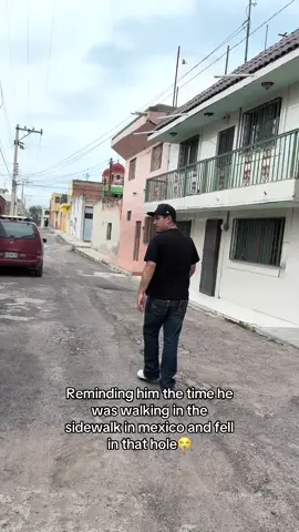 lmaoo #fyp #fall #mexico #sidewalk #funny #viral 
