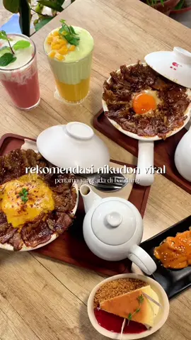 Nikudon terenak yang lagi viral di Bandung! uniknya disajiin sama kuah kaldu hangat yaitu ochazuke, jadi makin gurih dan comforting banget! dessertnya juga gaa kalah enak😍😍 #nikudon #kamebakehouse #kulinerbandung #makananviral #placetogo #placetogobandung #dessertbandung 